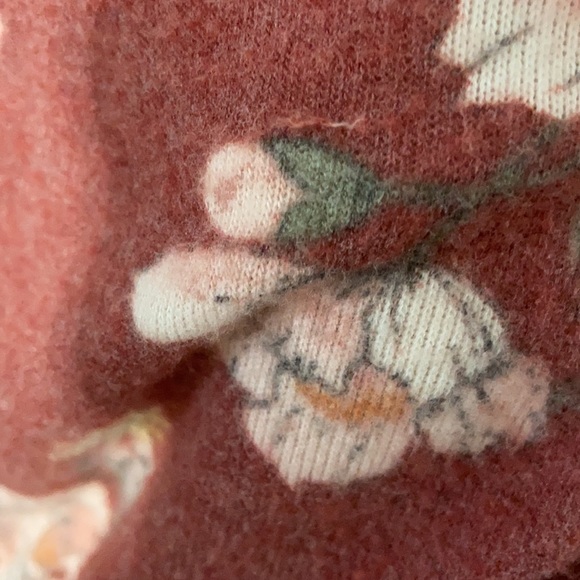 4/$15 Moondance  Maroon Floral Top XL - Picture 8 of 10